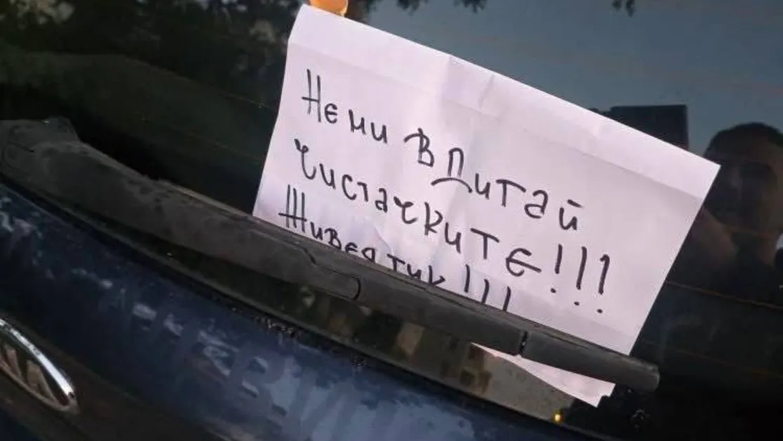 Шофьор предупреди с бележка: Не ми вдигай чистачките, живея тук! СНИМКИ