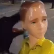 Мъж насъсква кучетата си срещу фигурки на деца в Костинброд ВИДЕО