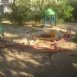 Мъж поля жена с бензин, последва гонка и катастрофа, разрушена е детска площадка СНИМКИ