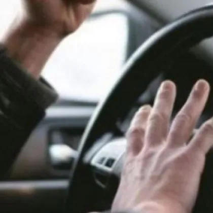 Полицаи задържаха двама водачи употребили наркотици след скандал за отнето