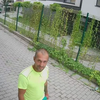 Мъж с интересни хоби да колекционира камери за видеонаблюдение Не