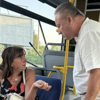 Разговор между четири жени в автобус на градския транспорт във