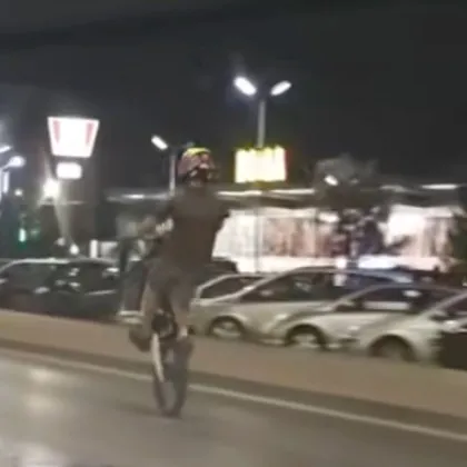 Видео на моторист подразни столичани На записа споделен в социалните