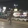 "Този ли трябва да пазим?" Моторист на една гума ядоса столичани ВИДЕО