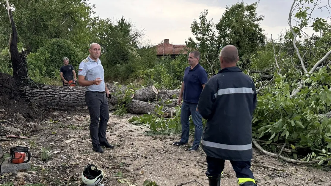 Заради бурята в лясковско село е обявено частично бедствено положение