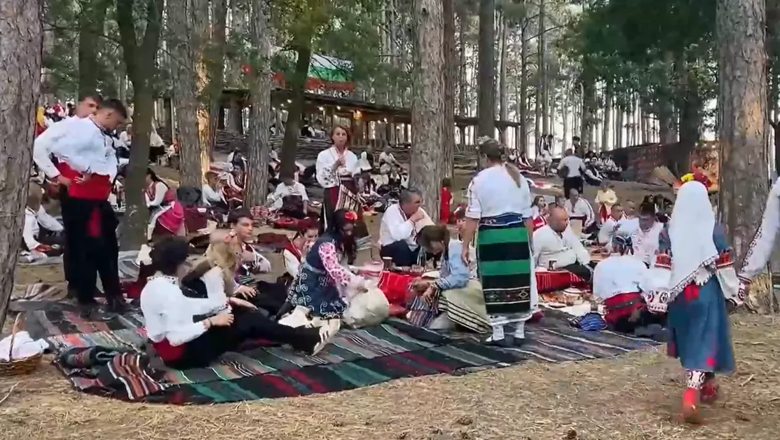 Хиляди се събраха в Жеравна за фестивала на народната носия
