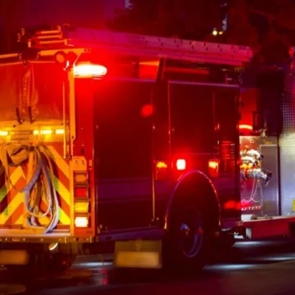 Локомотив на влак пламна като факла в Мездра вдигна пожарникарите