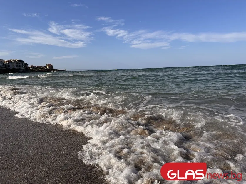 Млад спасител излезе от бурното море в кръв, а колегата му – обран