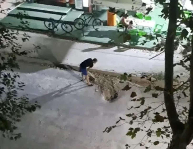 Глобиха мъжа, трошил улица с кирка! Той обясни защо го сторил ВИДЕО