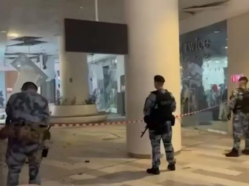 Хаос и срутен таван: появи се страшно ВИДЕО от „Детски мир" в Москва