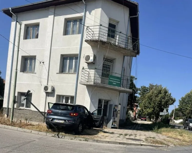 Кола се заби в къща на отбивката за Червен бряг в Луковит