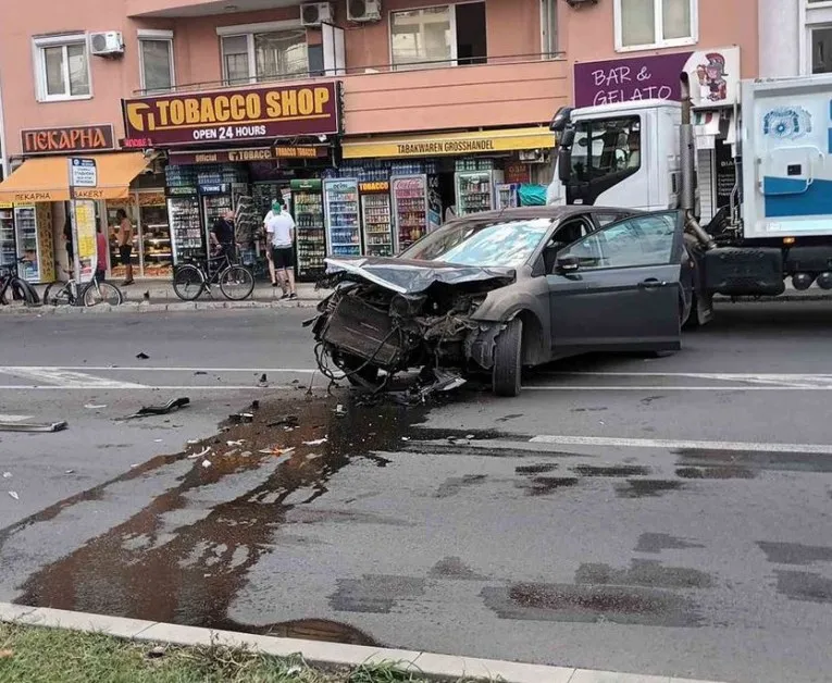 Тежка катастрофа с две коли и маршрутка! Пристигнаха медици* СНИМКИ