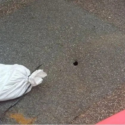 Малка дупка на път в Коус на остров Уайт в