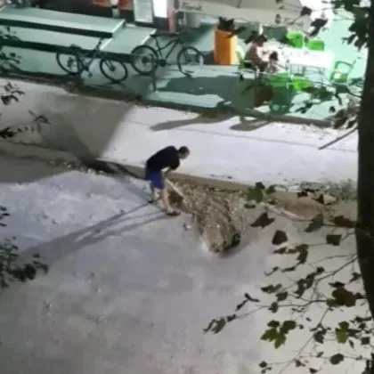 Глобиха мъжа, трошил улица с кирка! Той обясни защо го сторил ВИДЕО