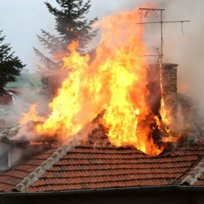 Голям пожар гори в Старозагорското село Средец Горят стърнища и земеделски