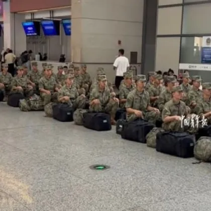 Китайски войници които чакаха влака си в залата на жп