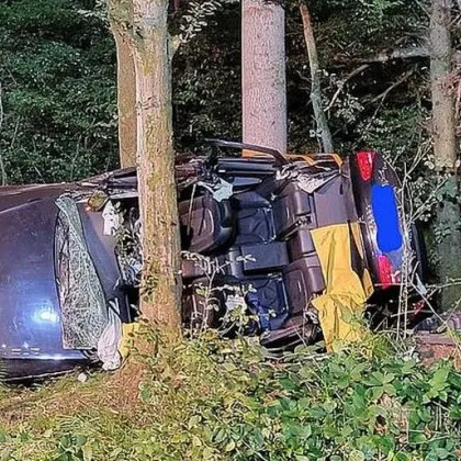 Две семейни двойки загинаха след като британски автомобил излетя от