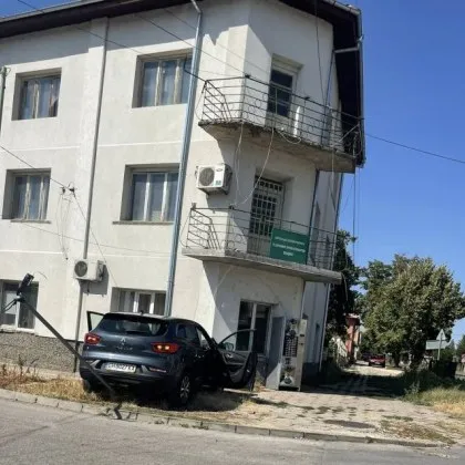 Кола се заби в къща на отбивката за Червен бряг в Луковит