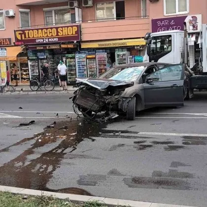 Маршрутка и кола се сблъскаха в Несебър! Пристигнаха медици СНИМКИ