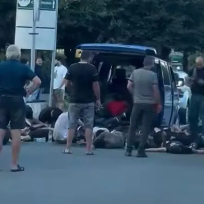 Гранични полицаи продължава да издирва шофьора на буса превозващ 24