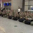 Китайски войници шашнаха всички, докато чакаха влак ВИДЕО