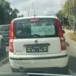 Нова мода: когато си загубиш номера – пишеш го на картон СНИМКА