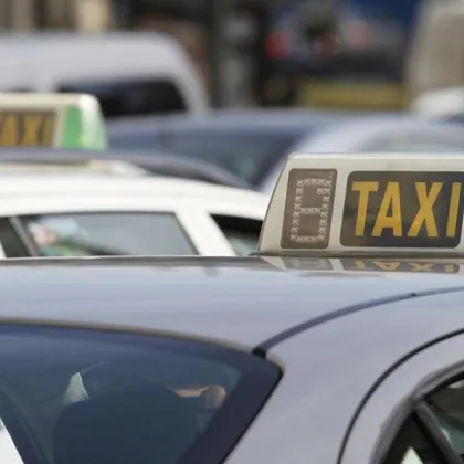 Установиха таксиметров автомобил извършващ нерегламентиран превоз на пътници съобщиха от полицията