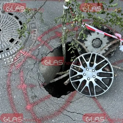 Огромна дупка се е появила на улица Старозагорска в Старозагорски