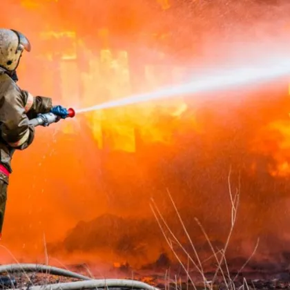 До късно снощи продължи гасенето на големия пожар в казанлъшкото