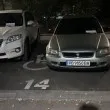 Трима заеха инвалидни места в Пловдив, оставиха им бележка, върху която да се замислят СНИМКИ