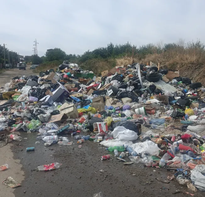 Купища боклуци са напът да затворят улица в наш град СНИМКИ