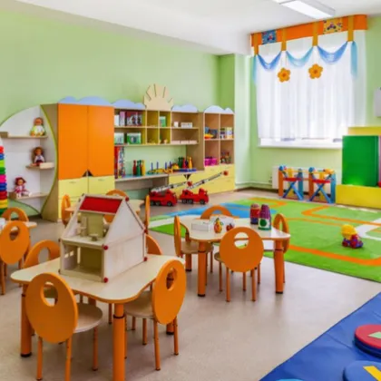 Две деца момче и момиче на 4 и 6