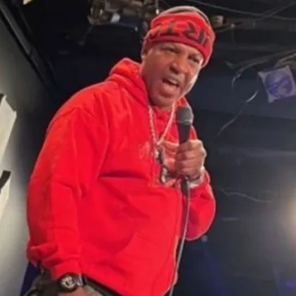 Неизвестни нападатели застреляха и убиха на улица в САЩ известния стендъп комик