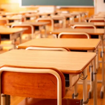 Съученици на 13 годишното момиче с което преподавател по физическо е