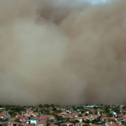 Огромна стена от прах известна още като хабуб премина през