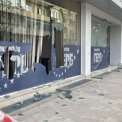 С брадва потрошиха стъклата на офиса на ГЕРБ в Добрич