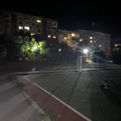 Спорт и мръсотия – „хармонията" на едно игрище в Люлин СНИМКИ
