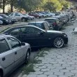 Паркираш на тротоара и после се чудиш кой ти драска колата? Е, загадката е решена!
