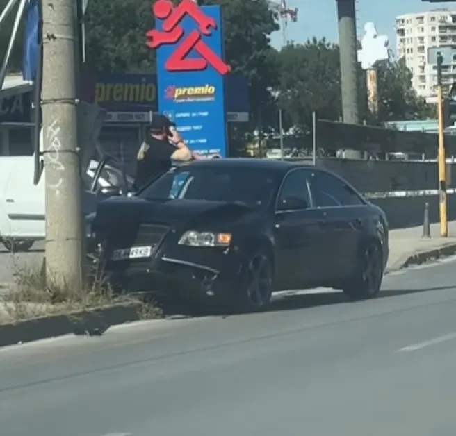 Кола се заби в стълб в София СНИМКА