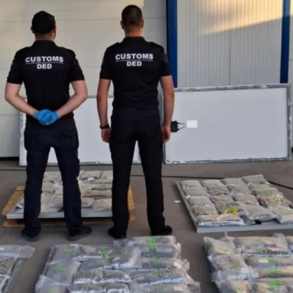 Митническите служители от отдел Борба с наркотрафика към ТД Митница