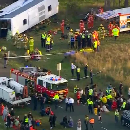 Училищен автобус в Австралия днес излезе от пътя и се