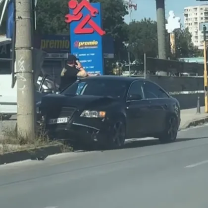 Кола се заби в стълб в София СНИМКА