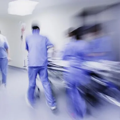 В много тежко критично състояние е 20 годишното момиче скочило от движещ