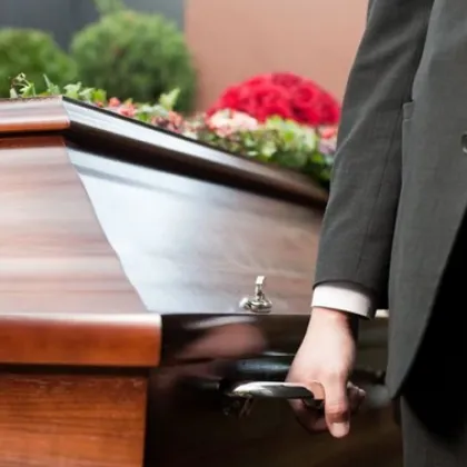 Погребална директорка която е вземала телата на починали бебета у