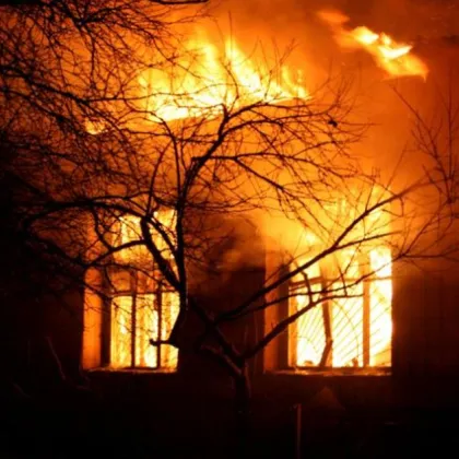 Повдигнаха обвинение на 21 годишния мъж запалил умишлено къщата си след скандал във Великотърновско