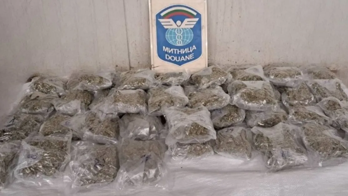 Откриха близо 6 кг марихуана в газова бутилка на лек автомобил СНИМКИ