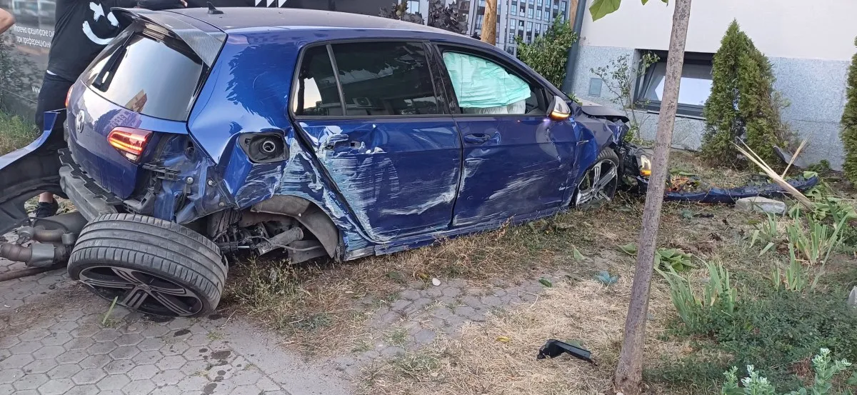 Пиян шофьор се вряза в сграда в София СНИМКИ
