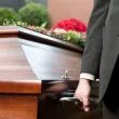 Погребален агент държал починали бебета в дома си в Англия