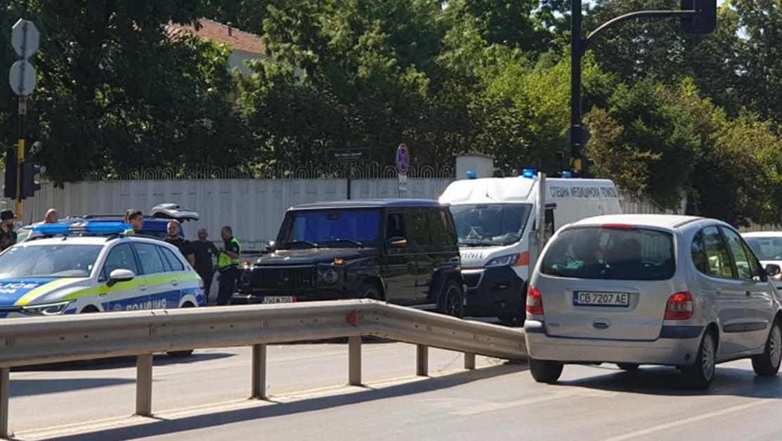 Катастрофа между два автомобила затрудни трафика по булевард в София СНИМКИ