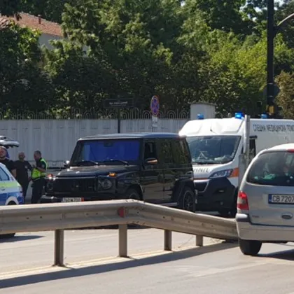 Катастрофа между два автомобила затрудни трафика по булевард в София СНИМКИ